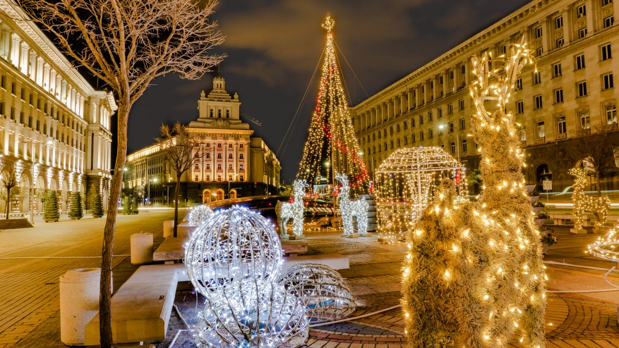 BulgariaSofiaBeautifulNightViewInDowntownSofiaMinisterialCouncil - Rejs365