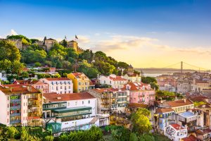 Lissabon, Lisbon, Portugal skyline at Sao Jorge Castle in the afternoon.