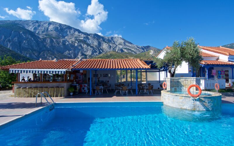 Poolområdet på lejlighedshotel Aspres i Votsalakia, Samos.