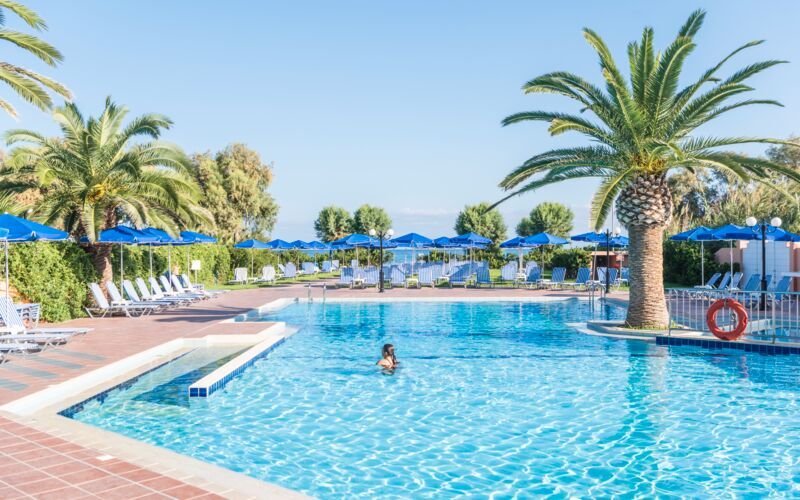 Poolområdet på Akti Chara i Rethymnon på Kreta.