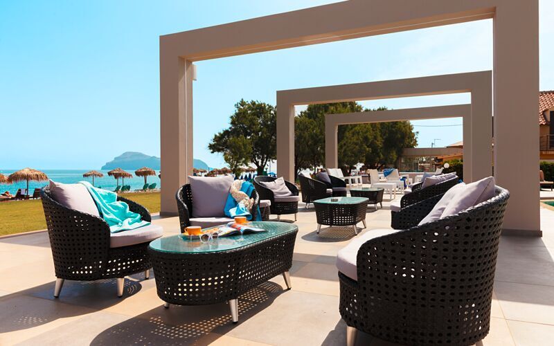 Poolbar på Santa Helena Beach hotel i Platanias på Kreta, Grækenland.